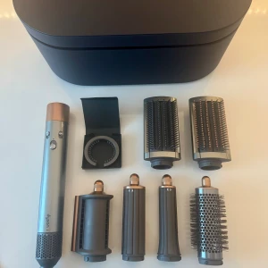 Dyson Airwrap Complete Multi-styler - Dyson Airwrap Complete i färgen nickel cooper. Mycket fint skick och knappt använd. Levereras med originalförvaringsbox och flera tillbehör för styling: borstar, locktillbehör och fönmunstycke!💕