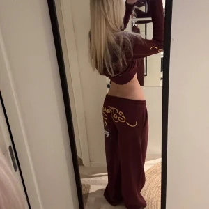 ed hardy set - tjocktröjan är i M och byxorna XL, jag är 177. ok att köpa direkt 🖤