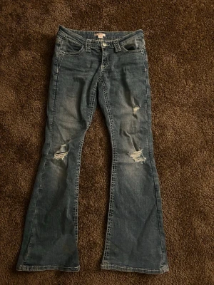 Lågmidjade Jeans ifrån Gina - Super fina Lågmidjade jeans ifrån Gina tricot i strl 164 men passar mig som vanligtvis har xs! Använda fåtal gånger 