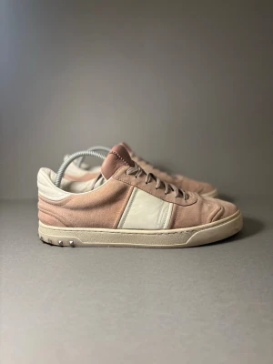 Valentino skor  - Flycrew i fint skick inget Og med kommer, 1 nit borta