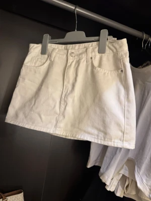 Vit jeanskjol - Vit lågmidjad jeanskjol. 