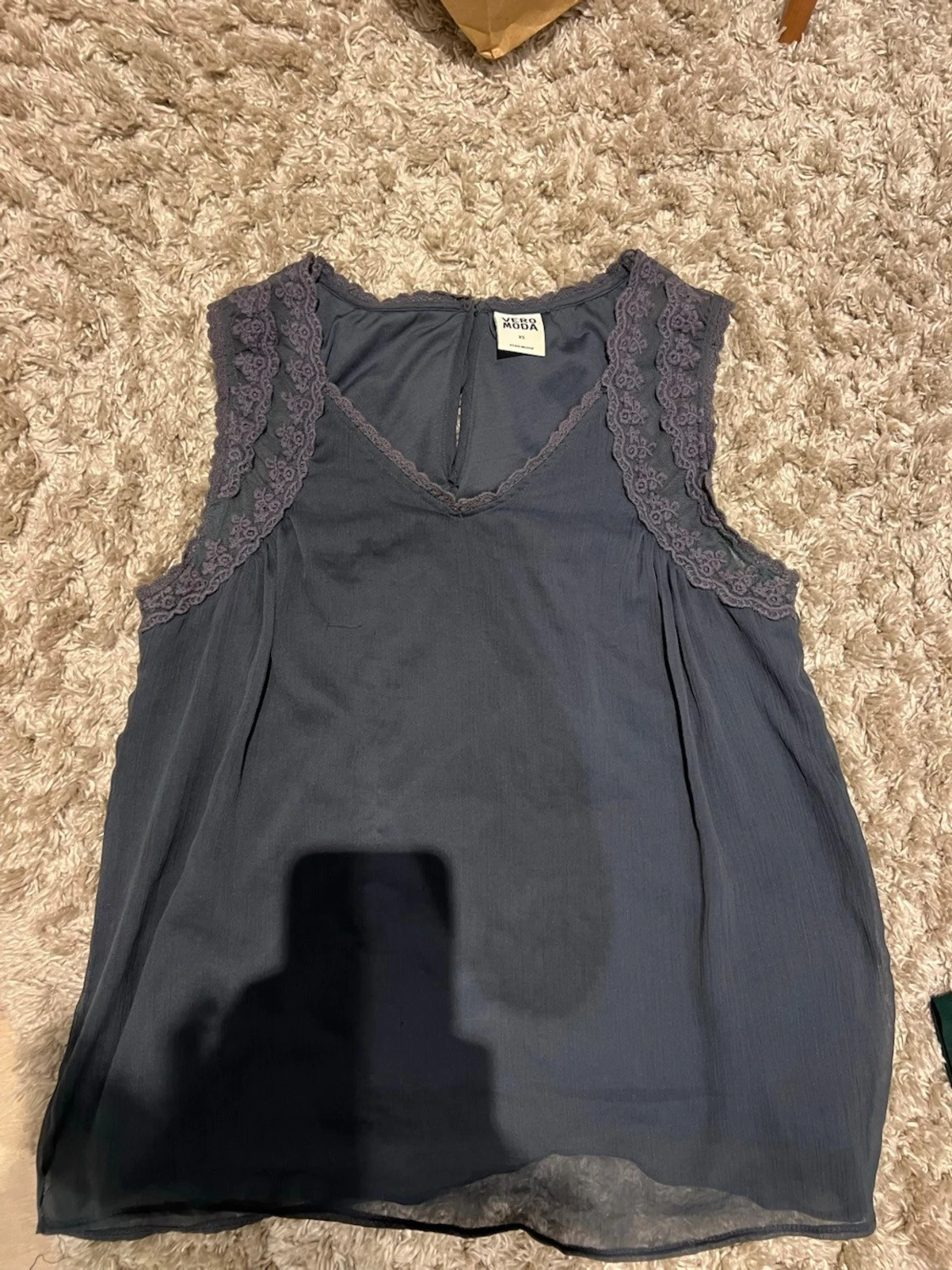 Mörkgrå ärmlös blus med spets - 1