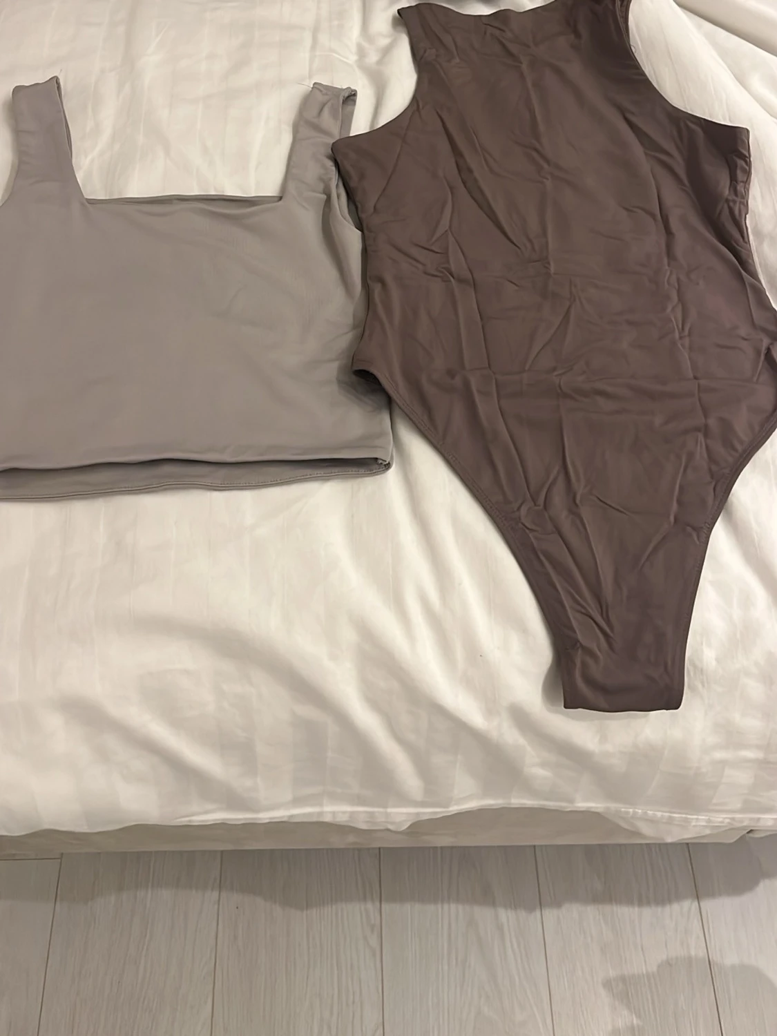 Grå topp och  bodysuit - 2