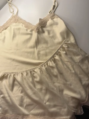 Ljusgult pyjamasset - Säljer detta jättegulliga ljusgula pyjamassetet, jättefint nu till våren och sommaren. Materialet är satin och väldigt svalt och skönt!⭐️