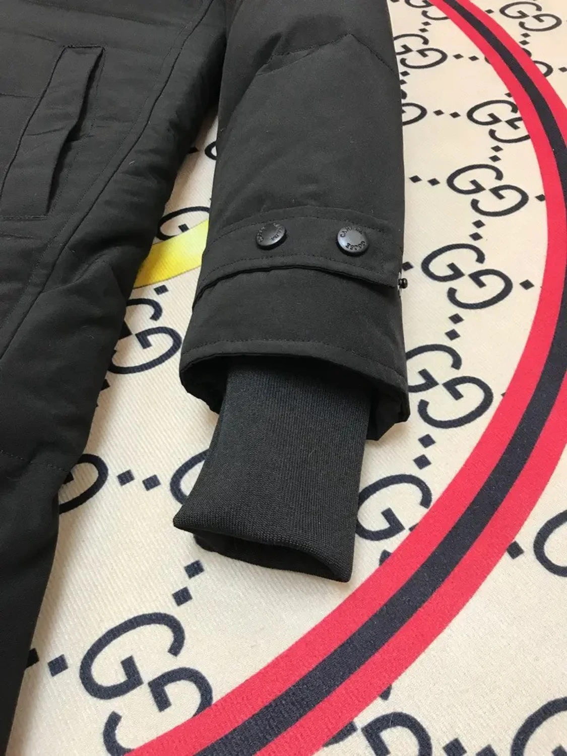 Svart dunjacka med päls från Canada Goose - 3