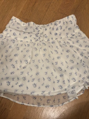 somrig kjol från gina young - jättefin lågmidjad kjol från gina young som tyvärr är för liten. Använd 1 gång - sitter som en xs 