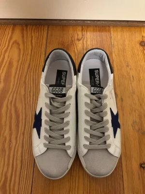 Golden Goose skor - Billiga moderna snygga golden goose skor som är i bra kvalitet då dom bara har varit testade men aldrig använda 