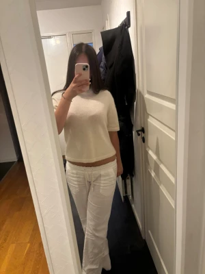 Vit stickad kortärmad tröja från gina - jättefin stickad tröja från gina tricot som aldrig blivit använd. 