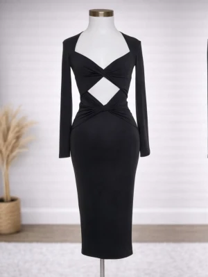 Elegant aftonklänning från NLY One – XS  - Elegant och feminin aftonklänning från NLY One i storlek XS. Figurnära modell med stilren design som passar perfekt till fest, middag eller speciella tillfällen.  • Skick: Mycket bra skick • Material: 95 % polyester, 5 % elastan • Bekväm stretch för fin passform • Tidlös och lätt att styla