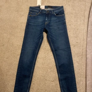 Mörk Blå Slim fit jeans från Tiger of Sweden - Snygga mörkblå slim fit jeans från Tiger of Sweden med ett helt nytt skick dessa jeans som har aldrig används hojta till vid intresse priset är inte hugget i sten, hojta till vid intresse.
