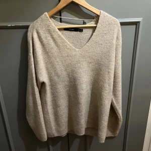 Beige stickad tröja Vero Moda - Mysig beige stickad tröja från Vero Moda med v-ringning och lång ärm. Använd fåtal gånger så fortfarande bra skick. I storlek S