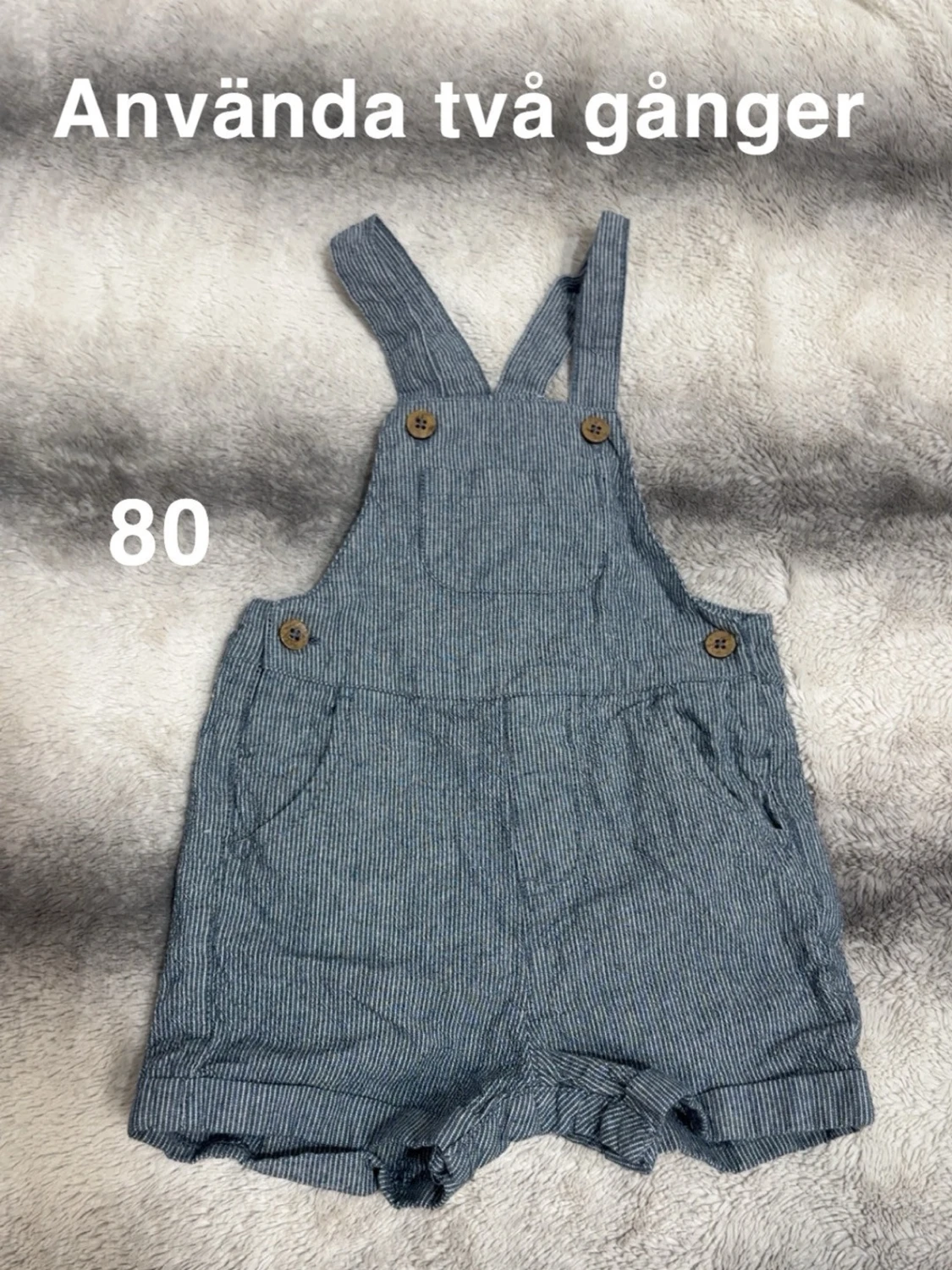 blå byxdress med knappar