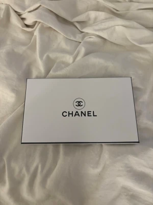 Chanel parfymset mini - Lyxigt miniset med fem ikoniska Chanel-dofter: N°5, Coco Mademoiselle och tre olika Chance-varianter. Perfekt för dig som vill testa flera klassiker eller ge bort som present. Snygg förpackning som känns exklusiv och trendig.
