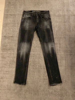Jack & Jones jeans  - Snygga Jack & Jones jeans med feta slitningar | Just denna modell är sjuk svår att får tag på för detta pris | Dom är i mycket bra skick, 9/10 | storlek: W30 L32 | pris kan diskuteras!