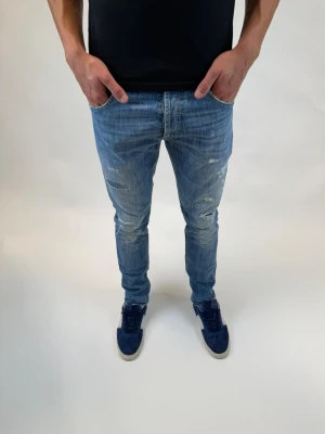 Dondup Jeans  - Dondup Jeans! Trendigaste jeansen på marknaden.  Ny pris= 4000 kr Säljs för= 899 kr (Modellen har original slitningar från fabrik vilket är väldigt eftertraktat och populärt)