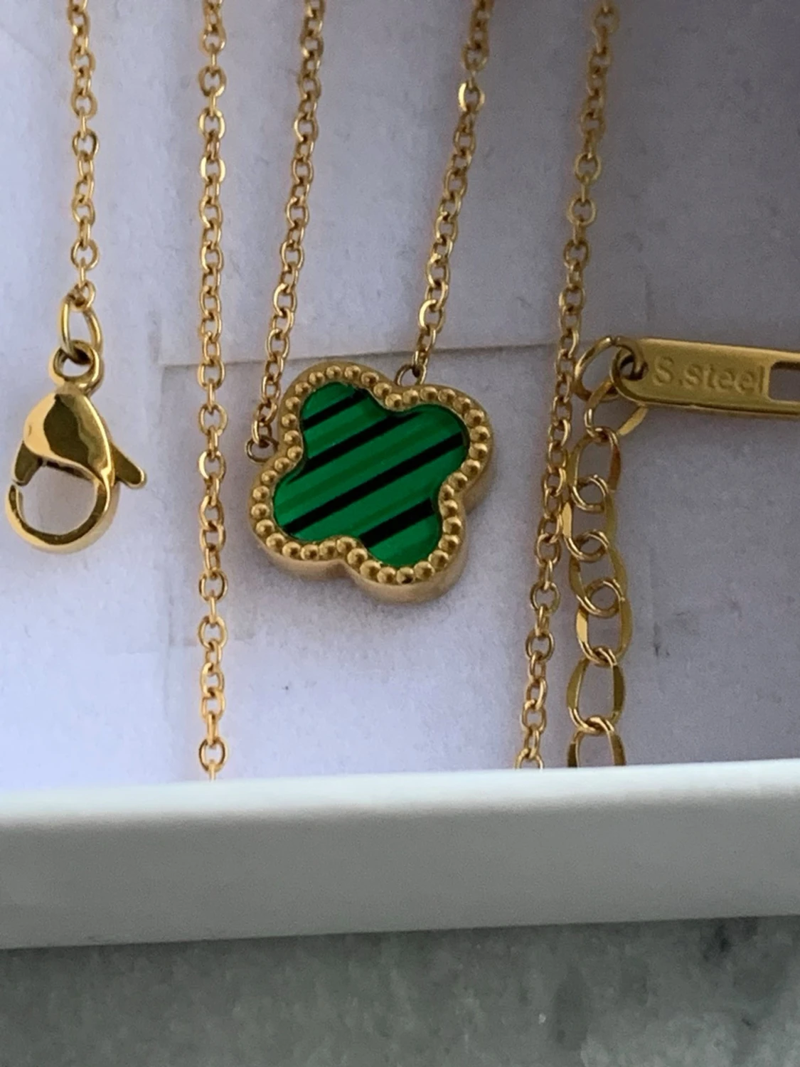 Grönrandig klöverhalsband i guldfärg  - 2