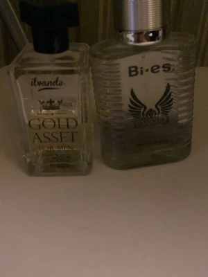 Två herrparfymer: Gold Asset & Winner - Två stilrena herrparfymer: Ilvande Gold Asset For Men och Bi-es Winner. Perfekta för dig som vill ha något unikt i doftsamlingen. Snygga flaskor som sticker ut på hyllan.