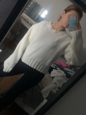 vit tjocktröja  - Jättefin vit tjocktröja men såå mysigt material, tyvärr kommer den aldrig till användning och är därför i nyskick!💕💕