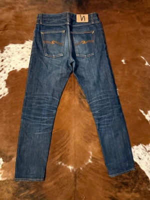 Selvage Nudie SharpBengt - Tjena! Säljer dessa riktigt snygga Selvage nudie jeans, modellen är SharpBengt och sitter straight, W29/L32, inga lagningar vilket är ovanligt för ett par selvage med denna tvätt, hör av dig vid funderingar!🙌
