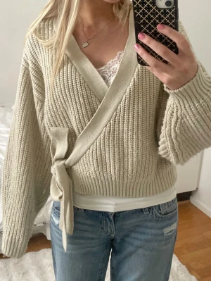 Söt omlottkofta - Söt beige omlottkofta i M från HM! Tjock och varm 🩷