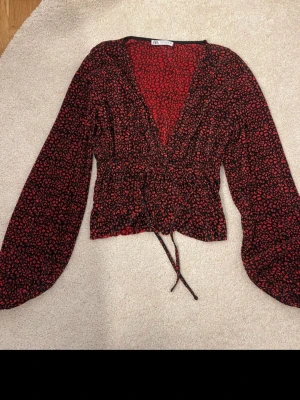 Zara blus - Jättesnygg blus ifrån Zara som är röd med snygga leopard detaljer