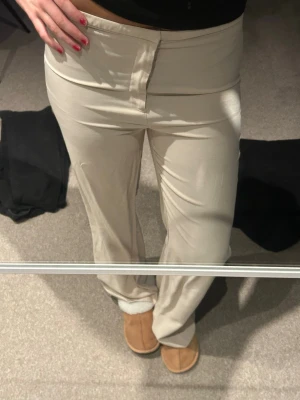 Beiga raka kostymbyxor - Säljer ett par stilrena beiga kostymbyxor med hög midja och raka ben. Jag är vanligtvis M/38 och detta är storlek 40!!💓💓