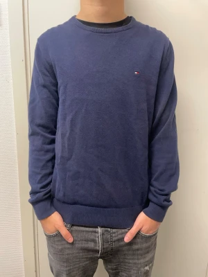 Tommy Hilfiger tröja - Fet marinblå tröja från Tommy Hilfiger. Väldigt bra skick. Modellen är 173cm, 64kg. Pris kan diskuteras!
