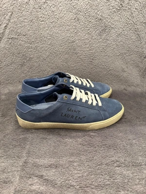 Saint Laurent Skor - Feta saint Laurent skor i 40, de är i väldigt bra skick och endast skorna fås med. Skriv vid frågor och annat!  De är i 40 sitter som 41. Seriösa bud mottages