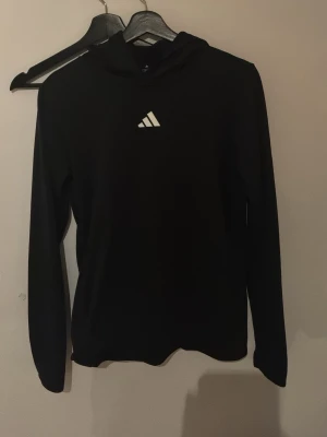 Svart golf tröja ifrån Adidas  golf - Säljer en golf tröja ifrån adidas tröjan sitter bra med en bra passform. Tröjan är oanvänd.