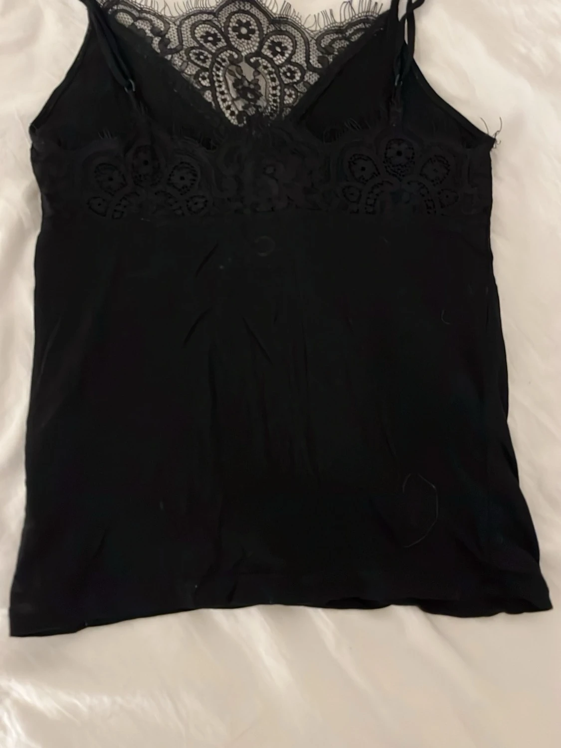 Svart linnetopp med spetsdetaljer - 1