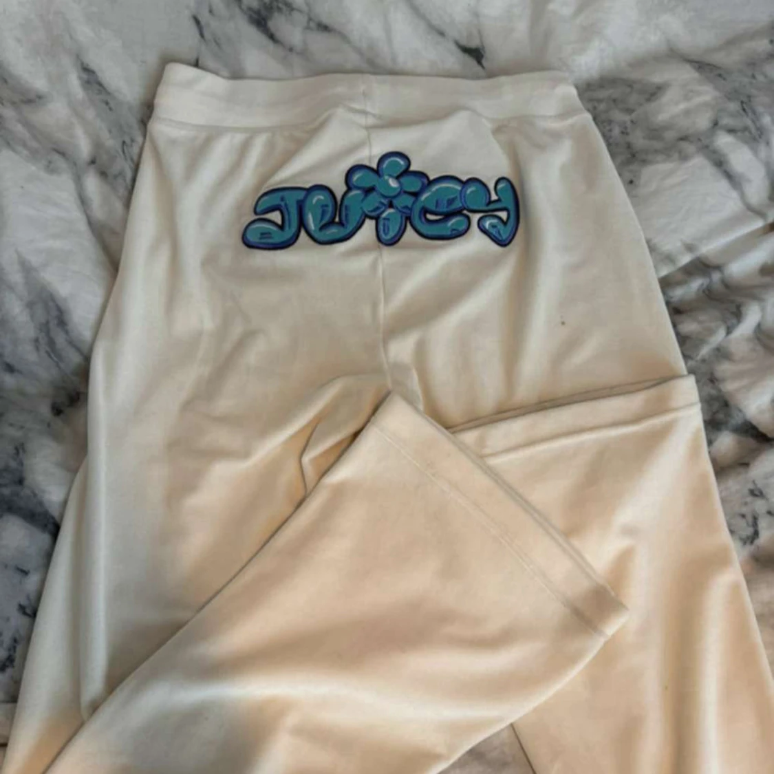 Juicy Couture vit hoodie med blått tryck - 1