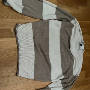Randig beige och vit stickad tröja H&M - Supermysig stickad tröja från H&M i storlek S. Tröjan har breda ränder i beige och vitt. Hör av om pris 💞🙈