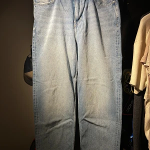 Loose fit ljusblå jeans från H&M - Säljer ett par loose fit jeans från H&M i ljusblå tvätt. Storlek 33/32.