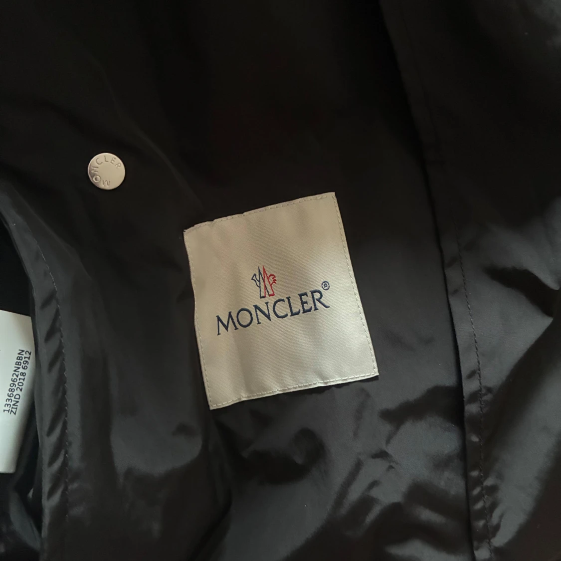 Svart vindjacka från Moncler med huva - 2