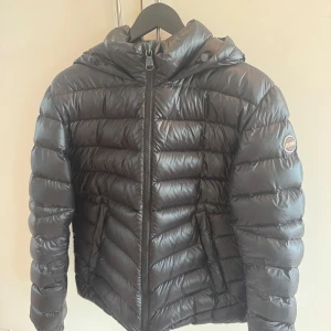 Colmar jacka  - Säljer en Colmar jacka i storlek 48, motsvararar S-M. Fint skick, inget att anmärka på. Svart ”Glossy” färg. Köpt på care of Carl för runt 6 tusen.