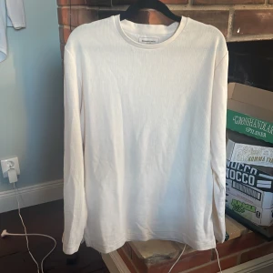 Vit långärmad tröja från Dressmann - Klassisk vit långärmad tröja från Dressmann i storlek S. Passformen är S-M, passar någon runt 175-178 cm skulle jag säga. Riktigt fint skick.