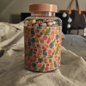 Mystery jewlery jar  - Mystery jewlery jar med massa smycken fyllt till toppen av burken det finns både silver och guld och fär och små assesoarer ungefär mellan 60-100 st