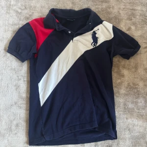 Polo Ralph Lauren t-shirt med logga - OG cheif keef polo! Väldig stor sannolik att den är fejk…. Står large men passar medium. Annars är den fortfarande fet ball i min åsikt. Är för stor för mig annars skulle jag haft den själv.