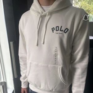 Polo Ralph lauren hoodie - Säljer denna vita Ralph Lauren hoodie | Skick 10/10 (Helt ny) | Storlek M (grabben på bilden är 180) | Nypris 2300 | Hör av dig vid minsta fundering eller fråga ✅🙌