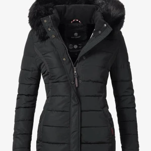 Svart pufferjacka med fuskpäls från Navahoo - Snygg svart pufferjacka från Navahoo med fluffig fuskpäls på huvan. Jackan har quiltad design, dragkedja och knappar framtill samt figurnära passform. Perfekt för kalla dagar när du vill hålla stilen och värmen.  Nypris: 1259, först till kvarn