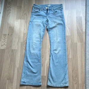 Ljusblå bootcut jeans Gina Tricot - Snygga ljusblå jeans från Gina Tricot med bootcut passform. Klassisk femficksmodell, dragkedja och knapp framtill samt detaljerade bakfickor med lock och knapp. Mycket bra skick och knappt använda. 