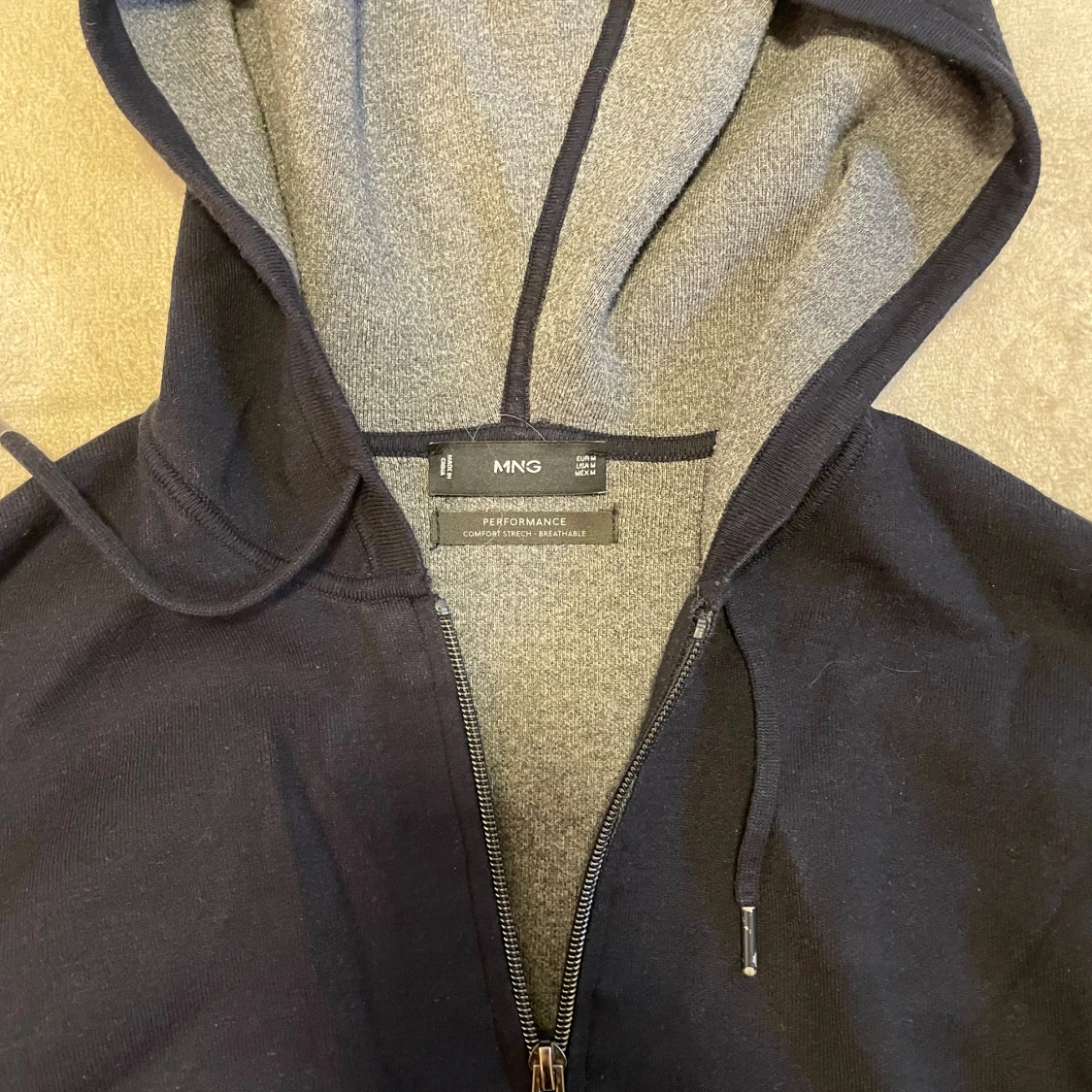 Zip hoodie ifrån Mango - 1