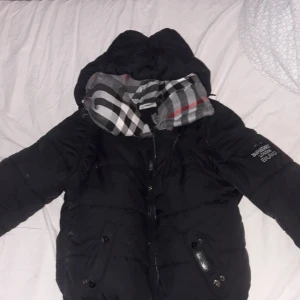 Burberry jacka - TVEKA INTE MED PRISFÖRSLAG!!!! Här har vi en burberry jacka/väst i svart färg med burberry materialet i grå färg. Den är super varm och är helt perfekt för vintern den är extremt varm! Stolek S men passar mycket mer stolek XS för grabbar, den här burberry materialet runt om i jackan som en burberry hoodie och den är gjord av mig!