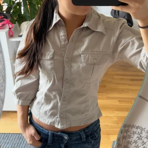 Trekvartsärmad Skjortblus - Skjortblus!! Så snyggt med lågmidjade jeans!!❤️❤️