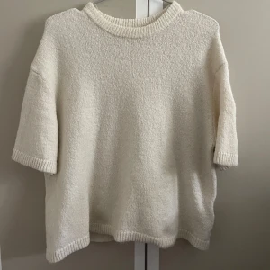 Stickad t shirt - Stickad t shirt från Gina tricot i strl S