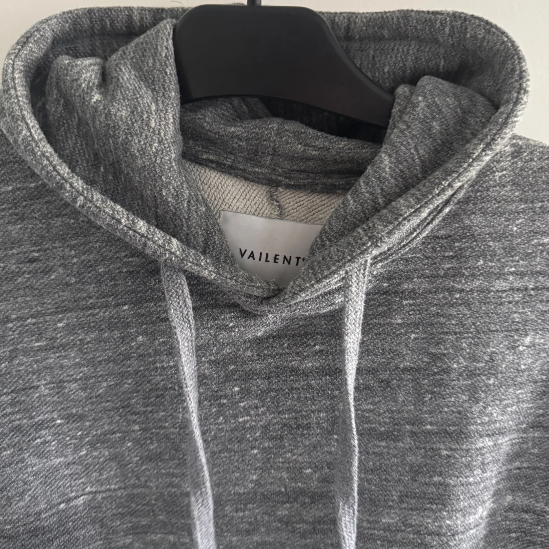 Grå hoodie från Vaillent - 1