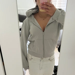 Ljusgrå hoodie  - Ljusgrå hoodie från lager 157 i storlek S. Fint skick. Helt oanvänd