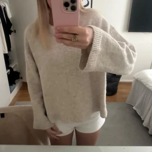 Stickad tröja - Stickad tröja från Gina Tricot! Så fin men använder tyvärr inte den längre. Skriv vid frågor! pris går att diskutera