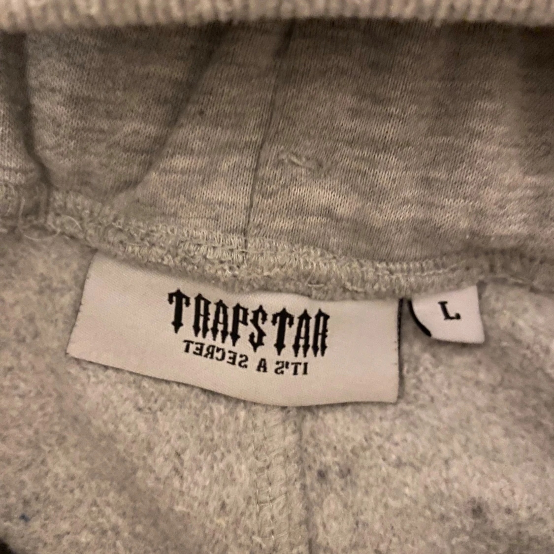 Grå hoodie och byxor från Trapstar med tryck - 1