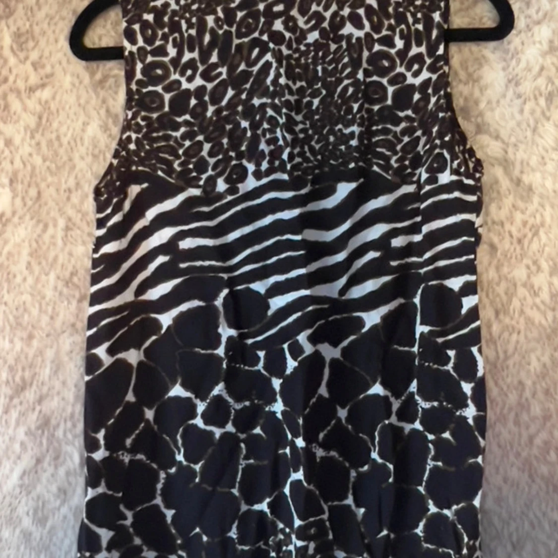 Svart och vit ärmlös blus med djurmönster - 2